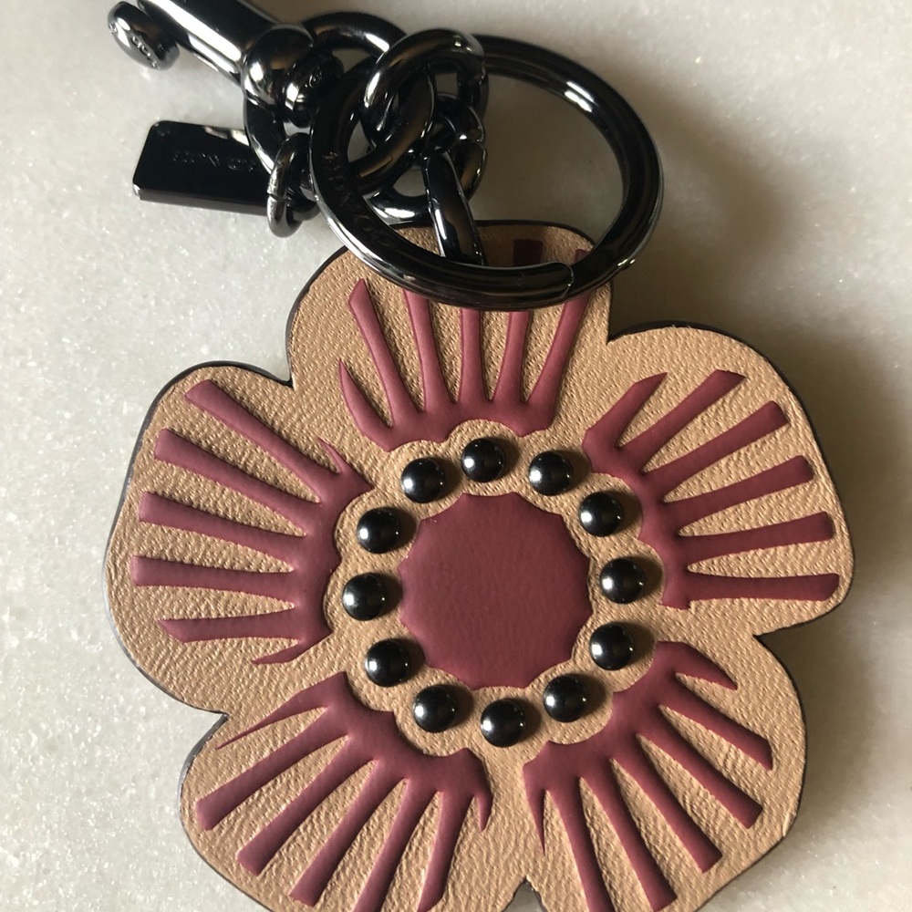 💫 Rare Coach Tea Rose Charm

HTF Coach Tan/Brown tea rose bag charm.